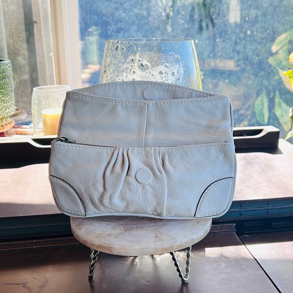 Marc by Marc Jacobs Fold-Over Leather Clutch Gold Medallion creamy white EUC - Picture 5 of 10